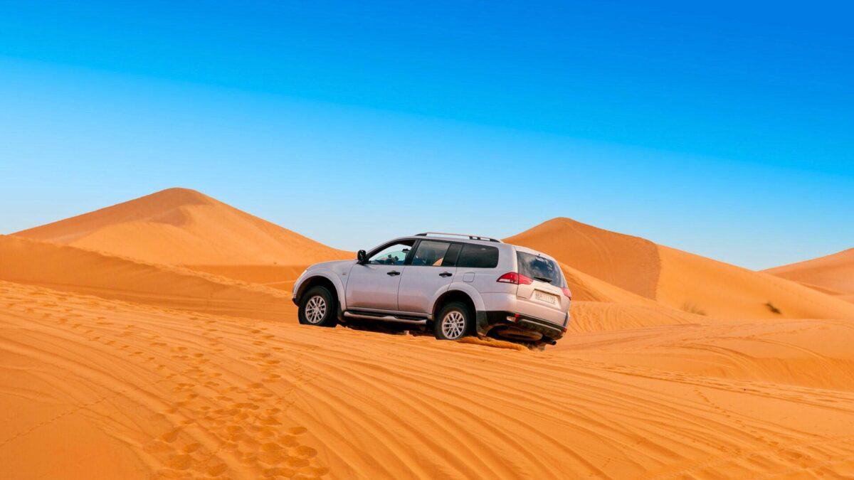 4x4 dans le désert du Sahara au Maroc à Merzouga