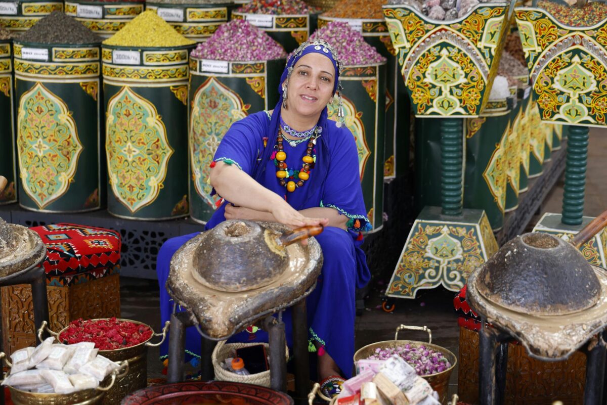 Femme berbère préparant l'huile d'argan à Essaouira