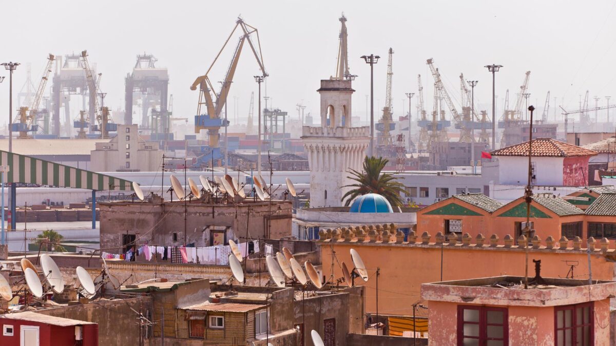 Vue sur le port et la médina avec des grues de Casablanca