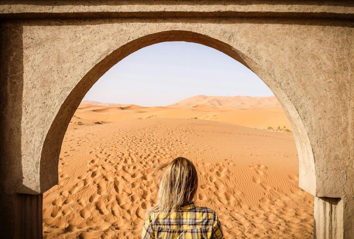 Femme qui regarde le désert - Calin Stan - Unsplash