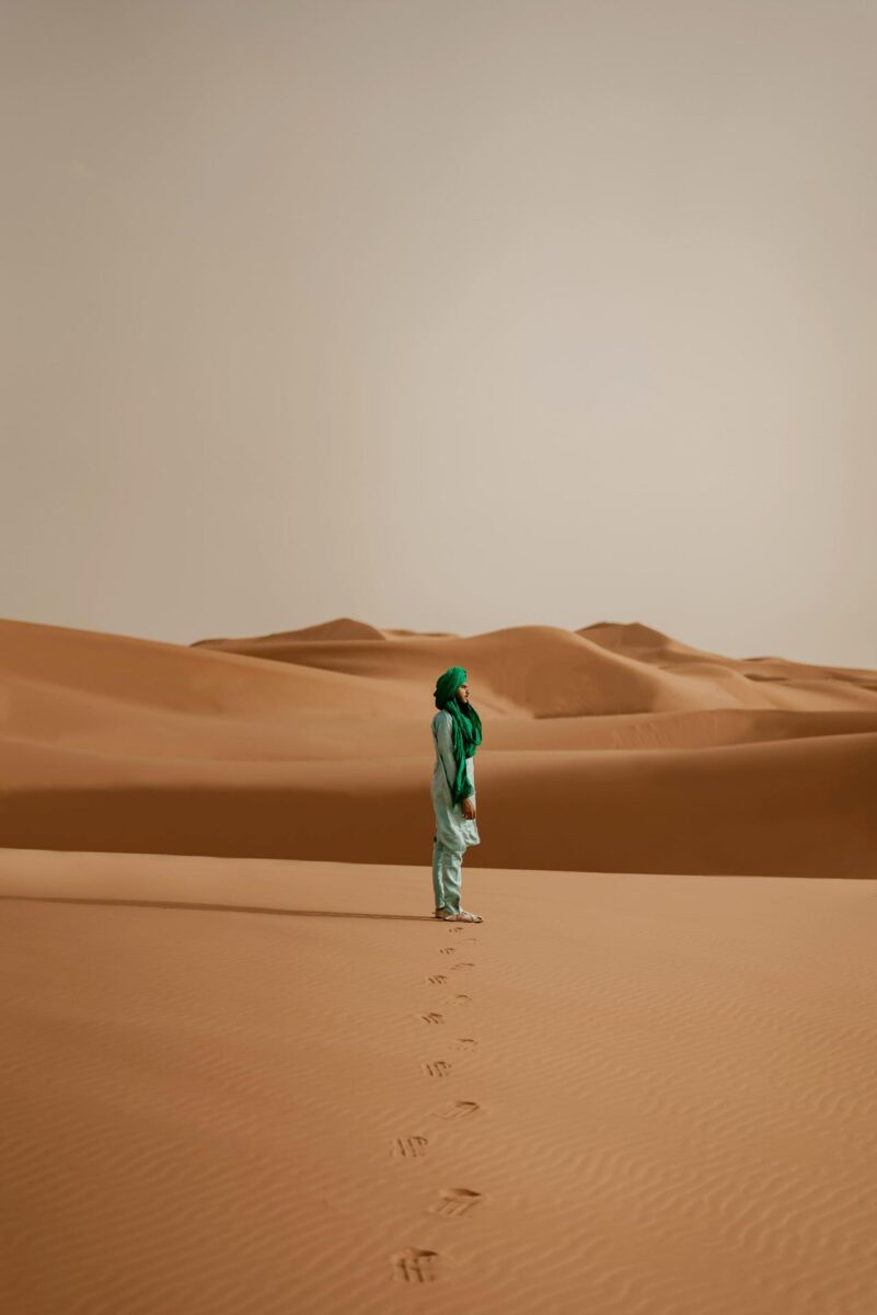 Homme berbère en vert dans le désert du Sahara - Pexels - Mehdi el Marouazi