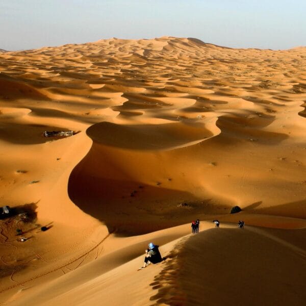 Lever du soleil sur les dunes du désert