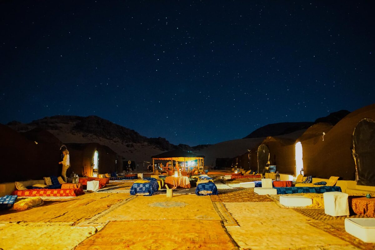 Nuit étoilée dans un bivouac du désert du Sahara au Maroc