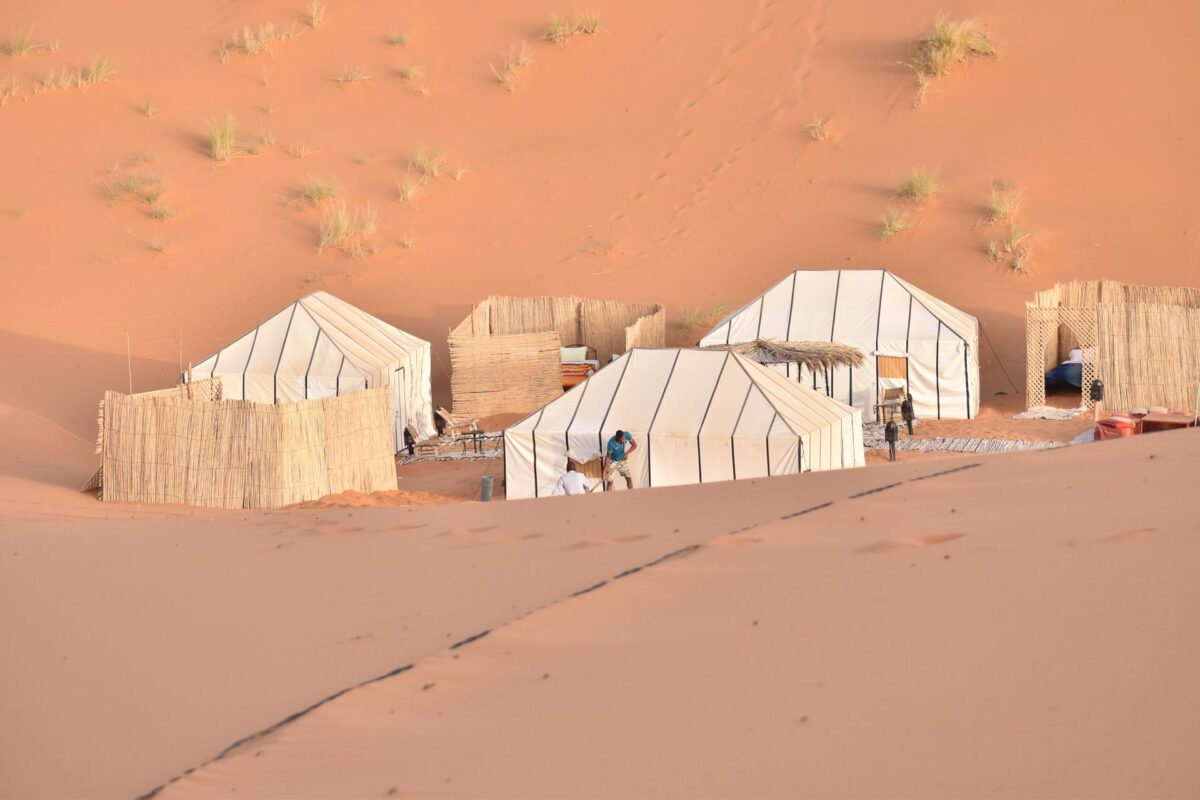 Tentes blanches en bivouac - Oliver Schweizer - Unsplash